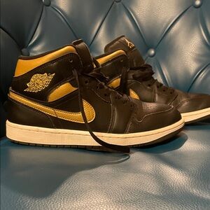 Jordan Men's Sneakers in Black and Gold